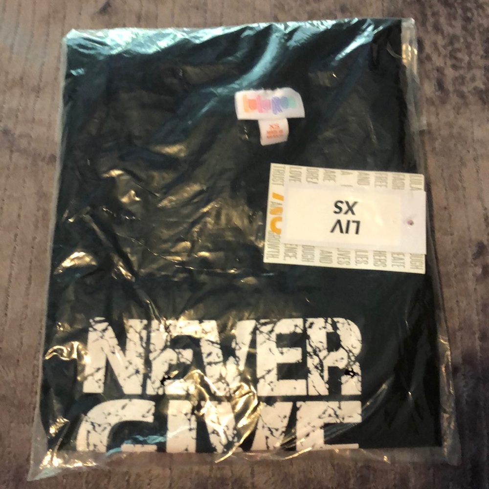 Lularoe Liv T Breast Cancer Never Give Up new XS